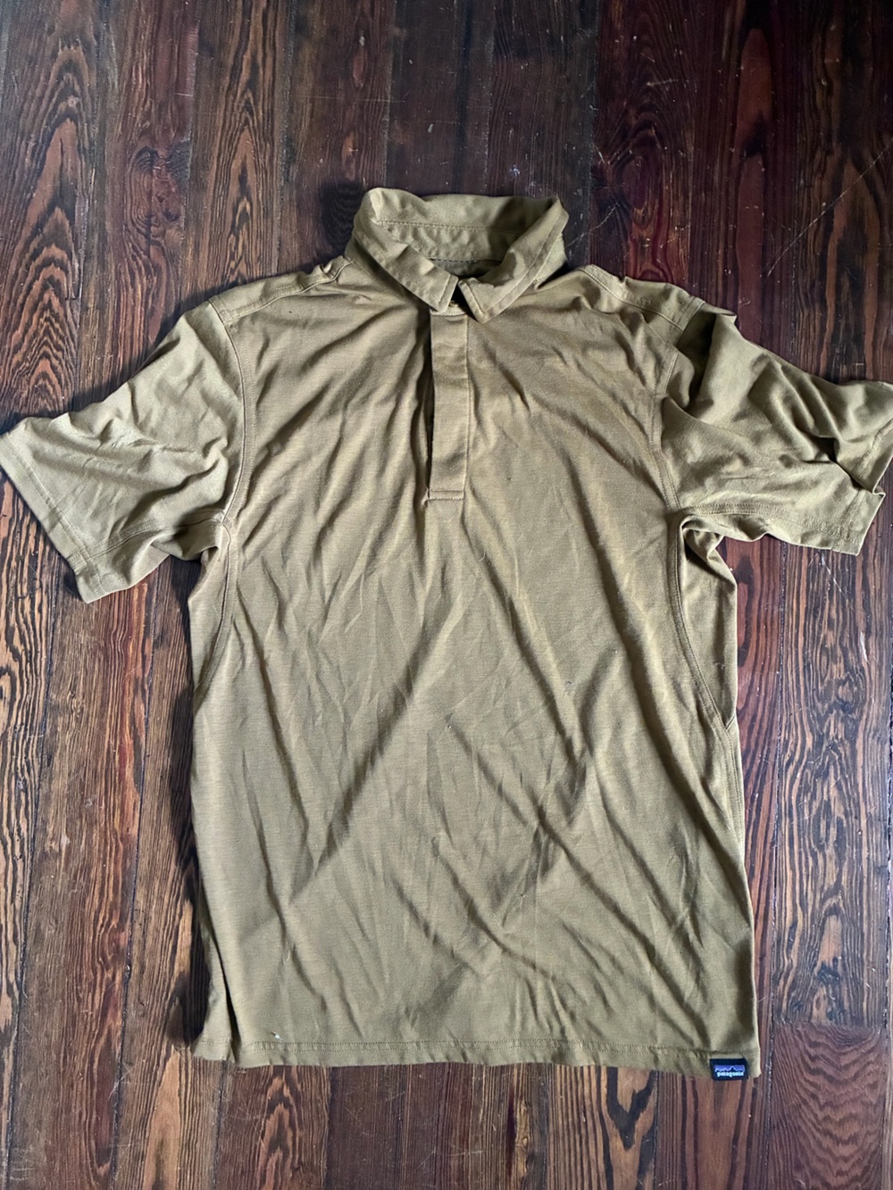 Men's Patagonia polo Shirt in Olive.
Capiline cool Trail shirt